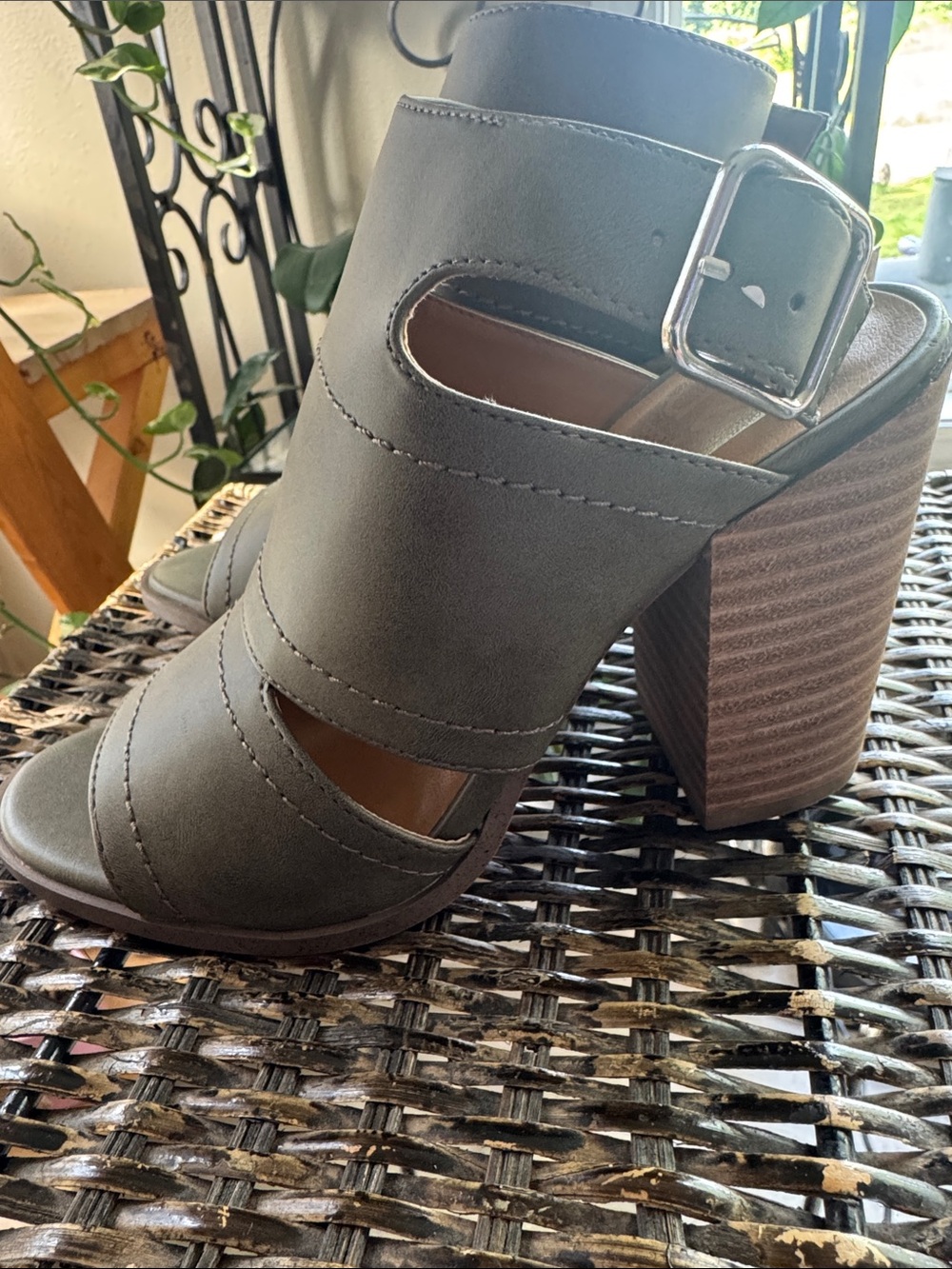 DV by Dolce Vita Olive Green Open-Toe Block Heel Sandals women’s size 6